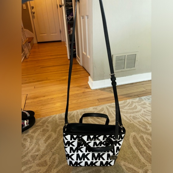 Michael Kors Purse - NEVER USED - Picture 3 of 4